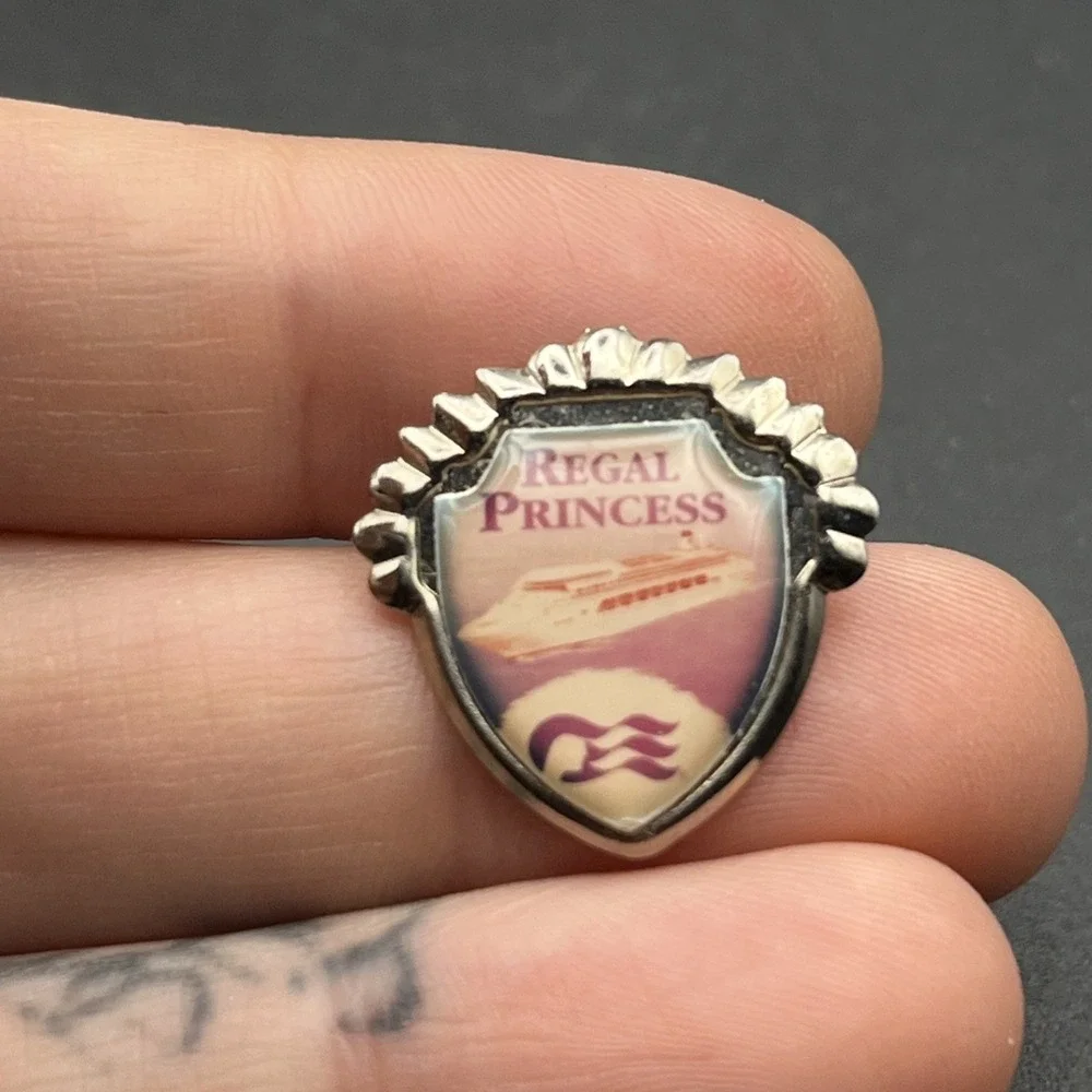 Regal Princess Cruise Line Ship Crest Plastic Lapel‎ Hat Pin